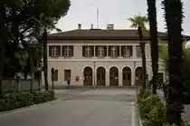 Bahnhofsgebäude in Arco (Trentino / Südtirol) der ehemaligen Lokalbahn Mori - Arco - Riva del Garda; Straßenseite, 14.04.2015
