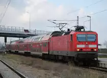 143 333-3 mit RE 18590 von Berlin Hbf(tief)nach Warnem�nde bei der Durchfahrt in Warnem�nde Werft.01.05.2015 