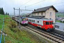 Infolge der Entgleisung eines G�terzuges bei Daillens herrscht im Vall�e de Joux akuter Rollmaterialmangel. In der Nacht des Ungl�ckes waren die beiden Travys Dominos in Biel/Bienne im Unterhalt, da es nur eine Strecke ins Vall�e de Joux gibt sind die beiden Pendel seither  ausgesperrt . Auf der PBr gibt es drei Uml�ufe, die Travys besitzen aber nur noch zwei Pendel. Als dritter Pendel wird ein 4-teiliger SBB Domino gebraucht, welcher wegen des Ungl�cks ebenfalls blockiert ist in Vallorbe. Der nur noch selten eingesetzte ehem. MThB Pendel verkehrt wieder als Sch�lerzug, der eigentliche Sch�lerzug und der SBB Domino verkehren auf den beiden Tagesuml�ufen. Somit kommt es zurzeit zu der seltenen Begegnung der beiden alten Pendel, im Bild in Le Lieu. Links der abgestellte Sch�lerzug mit dem ABDe (94 85 7) 578 016-8 welcher die �berholung/Kreuzung der Regionalz�ge abwartet, rechts der RBDe (94 85 7) 567 174-8 als Regio 6022, 01.05.2015.
