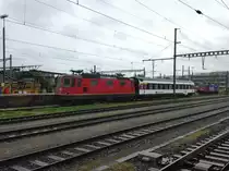 Frisch aus dem Industriewerk Yverdon-les-Bains kommt der A EWIV 50 85 10-75 141-7. Er wird später durch die Re 4/4 II 11258 von SBB Cargo in Richtung Deutschschweiz überführt, 01.05.2015.