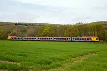 
Ein 5-teiliger Stadler Flirt der HLB Bahn (Hessischen Landesbahn) fährt am 01.05.2015 zwischen Edingen und Katzenfurt (Lahn-Dill-Kreis), als RE99 / RE 40 Siegen - Gießen - Frankfurt Hbf (Umlauf HLB24963), in Richtung Gießen. 

Die Linie verkehrt in NRW als RE 99 und im Gebiet des Rhein-Main-Verkehrsverbundes in Hessen als RE 40. Von Siegen fährt der Regional-Express über die Dillstrecke (KBS 445) bis Gießen, von dort fährt dann (nach Fahrtrichtungswechsel) über die Main-Weser-Bahn weiter nach Frankfurt (Main) Hauptbahnhof.