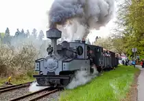
Saisoneröffnung am Tag der Arbeit 2015 im Feld- und Grubenbahnmuseum Fortuna....
In Doppelbespannung mit zwei Dampfloks fährt am 01.05.2015 der Museumszug seine Runde. Vorne die FGF Lok 5, die Henschel Brigadelok (F.-Nr. 14913 / Bauj. 1917) und dahinter die FGF Lok 1, die Henschel Preller (F.-Nr. 23170 / Bauj. 1936).
