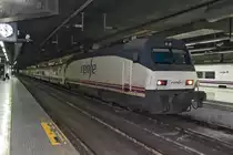 renefe 252 046, kurz vor der Abfahrt mit TLG 1171 nach Murcia del Carmen. Die Aufnahme entstand am 26.04.2015 in Barcelona Sants.