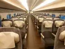 Der Hokkaid�-Shinkansen (Er�ffnung M�rz 2016): Blick ins Innere eines Zuges E5. Die warme Farbe gibt bei den oft eisigen Temperaturen draussen ein wohliges Gef�hl. Zu sehen sind auch die Fusspedale bei den Sitzen, mit denen diese immer in Fahrtrichtung umgestellt werden. 12.Februar 2013. 