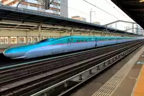 Der Hokkaid�-Shinkansen (Er�ffnung M�rz 2016) benutzt gleichartige Z�ge wie der T�hoku-Shinkansen; so werden die E5 von JR-Ostjapan und die H5 von JR-Hokkaid� durchgehend zwischen Tokyo und Hakodate auf Hokkaid� verkehren. Die H�chstgeschwindigkeit dieser Z�ge ist auf der JR-Ostjapan-Strecke (bis Aomori) 320 km/h, auf der JR-Hokkaid�-Strecke 260 km/h. Der erste H5-Zug wurde am 13.Oktober 2014 per Schiff auf die Insel Hokkaid� gebracht. Seine erste Durchfahrt durch den Seikan-Tunnel erfolgte am 6.Dezember 2014. Im Bild steht am 30.M�rz 2015 ein Zug E5 (Nr. 23), so wie er bald nach Hokkaid� fahren wird, in Utsunomiya; die Z�ge H5 sind gleichartiger Bauweise. 