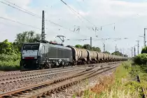 Am 14.06.2014 fuhr SBB Cargo ES 64 F4-990 mit einem Kesselwagenganzug durch Müllheim (Baden) gen Norden.