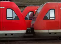 Taktlos......jedenfalls nicht mehr im Rheinland-Pfalz Takt eingesetzt sind diese Dieseltriebwagen der Baureihe 612. VLEXX heißt der neue Betreiber auf der Nahestrecke Saarbrücken - Bad Kreuznach - Mainz (Frankfurt Main). So wurden viele RegioSwinger arbeitslos. Einige wurden schon ins Allgäu überführt. Etwas mehr als 10 Exemplare (einige versteckt in der 2. Reihe) waren seit Fahrplanwechsel 14.12.2014 im Bahnhof Ensdorf Saar abgestellt. In der Abstellung standen: 612 007, 612 005, 612 120, 612 142, 612 052, 612 006, 612 122, 612 053, 612 054, 612 125, 612 051 - 20.12.2014 - Einige Wochen später waren sie Alle verschwunden.