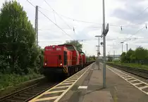 203 114-4 und 203 112-8 beide von der WFL kommen durch Bad-Honnef am Rhein mit einem langen Schotterzug aus Richtung Koblenz und fahren in Richtung Köln auf der rechten Rheinstrecke(KBS 465). 
Bei Sonne und Wolken am Nachmittag vom 29.4.2015. 