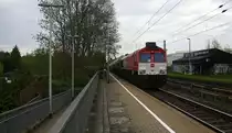 Die Class 66 DE6310  Griet  von Crossrail kommt mit einem langen Silozug durch Kohlscheid aus Buna-Werke(D) nach Herentals(B) und fährt die Kohlscheider-Rampe hoch nach Aachen-West.
Bei Regenwolken am Morgen vom 30.4.2015.