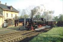 G�terzug mit Lok 86 1001-6 durchf�hrt an einem sch�nen Maitag den Bahnhof Walthersdorf im Erzgebirge.Die Strecke ist schon lange stillgelegt.Der Bahnhof ist heute ein kl.privates Eisenbahnmuseum wie ein Eisenbahnfreund im Bildkommentar schreibt.(Archiv P.Walter)