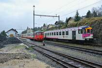 Infolge der Entgleisung eines G�terzuges bei Daillens herrscht im Vall�e de Joux akuter Rollmaterialmangel. In der Nacht des Ungl�ckes waren die beiden Travys Dominos in Biel/Bienne im Unterhalt, da es nur eine Strecke ins Vall�e de Joux gibt sind die beiden Pendel seither  ausgesperrt . Auf der PBr gibt es drei Uml�ufe, die Travys besitzen aber nur noch zwei Pendel. Als dritter Pendel wird ein 4-teiliger SBB Domino gebraucht, welcher wegen des Ungl�cks ebenfalls blockiert ist in Vallorbe. Der nur noch selten eingesetzte ehem. MThB Pendel verkehrt wieder als Sch�lerzug, der eigentliche Sch�lerzug und der SBB Domino verkehren auf den beiden Tagesuml�ufen. Somit kommt es zurzeit zu der seltenen Begegnung der beiden alten Pendel, im Bild in Le Lieu. Links R 6017 bestehend aus ABt 50 85 39-33 202-6, B EWI 50 85 20-35 475-6 und RBDe (94 85 7) 567 174-8; Rechts der Sch�lerzug R 6020 mit dem Bt ex. MThB 50 85 80-35 904-2, 01.05.2015.