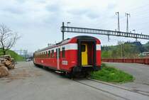 Der BLS ABt 50 38 38-33 920-1 wartet ausgeschlachtet in Hasle-R�egsau auf den Abbruch. Bei diesem Steuerwagen geh�rte zu den per letzten Dezember stillgelegten RBDe 566 I ex. RM, 25.04.2015.