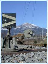 Weiche Nr.13, wenn das nur kein Ungl�ck bringt. Holcim �bergabegruppe Bahnhof Untervaz mit dem sp�rlich Schnee bedeckten Vilan. (09.20.2007)