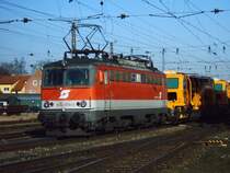 1042 018 unterwegs am 10.02.2007 mit einem G�terzug in Richtung Passau, hier bei der Durchfahrt in Wels.