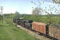 Als es noch  dampfte  in der DDR.52 6721-6 und 52 8192-8 mit einem G�terzug im Mai 1983 im Raum Kamenz(Archiv P.Walter)