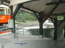 Drehscheibe in der Talstation Obstfelderschmiede am 22.06.2003. Bei dieser Seilbahn ist an einem Seilende ein Breitspurpersonenwagen und am anderen ein Breitspurtransportwagen mit Normalspurgleis, auf dem steht ein Personenwagen, es k�nnen aber auch G�terwagen transportiert werden. Die Drehscheibe dient zum Wechsel der Wagen, sie ist nach links mit dem Gleis der Schwarzatalbahn verbunden.