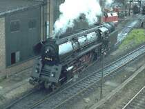 DR Dampflok 01 0510-6 im Mai 1981 beim rangieren in Saalfeld. Der bekannte Br�ckenblick  (Archiv P.Walter)