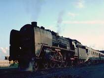 DDR Mai 1981,Dampflok 01 2118-6 mit dem Nostalgie Orientexpress und den letzten Sonnenstrahlen des Tages,auf der Fahrt von Saalfeld nach Leipzig.Diese Dampflok hat als Museumslok  überlebt .(Archiv P.Walter)