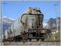 Die deutschen Zugschlusstafeln werden auch grenz�berschreitend verwendet. VTG Braunkohlestaubwagen vor dem Vilan in Untervaz.
(09.02.2007)