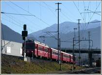 Be 4/4 Pendelzug Rh�z�ns - Schiers verl�sst den Bahnhof Untervaz und erklimmt die Steigung auf die Br�cke �ber die SBB Doppelspur. (09.02.2007)