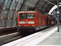 112 182-1 mit ihrem RE1 Frankfurt (Oder) kurz nach der Einfahrt in den Berliner Hbf am 26.06.2006.