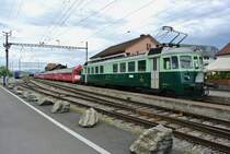 Fast ein Jahr standen die zwei dreiteiligen RBDe 566 I Pendel in Wiler abgestellt. Vor ein paar Tagen wurde bereits ein B abgeholt, nun wurden die restlichen 5 Fahrzeuge abgeholt. Der Zug wurde von Wiler bis Burgdorf vom  Wellensittich  gezogen, anschliessend bis Oberburg geschoben. Im Bild wartet der �berfuhrzug eine Kreuzung in Kirchberg-Alchenfl�h ab; Be 4/4 761 (BLS Historic, ex. BN), ABt 50 38 38-33 923-5, B 50 38 29-34 558-9, RBDe 566 220-0, ABt 50 38 38-33 925-0 und RBDe 566 225-9, 08.05.2015.