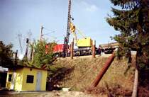 Dieses Bild entstand zur Zeit des Ausbaus der SFS Berlin-Hamburg und zeigt V60 der Hvle bei der Arbeit zwischen Albrechtshof und Spandau. Hier werden gerade die Fundamentr�hren f�r dir Schallschutzw�nde in die Erde gerammt.