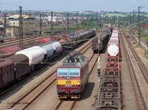 Die tschechische Zweisystemlok 372 011 (siehe auch BR 180 DB) setzt sich in Dresden-Friedrichstadt vor einen G�terzug (17.06.03)
