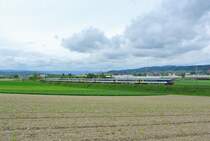 Dank dem Streik bei der DB verkehrten die EC Z�rich-Stuttgart nur bis Schaffhausen. Dadurch wurden die Uml�ufe mit den IR verkn�pft, daher wurde ein zweiter Pendelzug gebraucht. Verwendet wurde der Bedarfspendel von Z�rich, welcher um zwei Wagen gek�rzt wurde (- 1 A und 1 B). Heute war er im IR Umlauf; BDt EWI 50 85 82-33 990-1, 5 B EWI NPZ, 2 A EWI NPZ und Re 4/4 II 11208 als IR 2870 kurz nach Rafz, 09.05.2015.