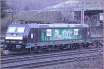 185 565-9 von MRCE mit HGK Embelemen auf der Setienwand bringt morgens den Braunkohlestaubzug nach Untervaz und ist tags�ber beim Bahnhof Zizers abgestellt. (09.02.2007)