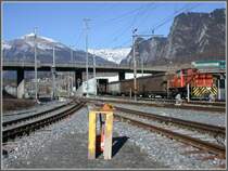 Gm 4/4 241 rangiert die Valserwasserwagen in Untervaz. (09.02.2007)