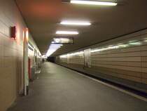 U-Bahnhof Bundesplatz: 1971 von R�mmler gebaut liegt er links und rechts neben einem Autostrassentunnel. Die Seitenbahnsteige befinden sich beide aussen und haben keine direkte Verbindung zueinander. 1993 wurde der S-Bahnhof Wilmersdorf verschoben und man kann nun vom U zum S-Bahnhof Bundesplatz sehr leicht umsteigen. Leider ein Bahnhof mit sehr schlechten Lichtverh�ltnissen.