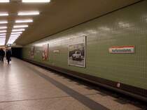 U-Bahnhof Kurf�rstendamm: 1961 wurde der untere und obere Bahnsteig der U1 und U9 in Betrieb genommen -beide von Grimmek gestaltet. W�hrend der obere ein Seitenbahnsteig ist, ist der U9 ein Mittelbahnsteig. Er hat gruene Fliesen und ein BVG Schild an den W�nden. Typisch f�r die U9-Stationen sind die 6eckigen S�ulen. Durch die N�he zum ber�hmten Kudamm ist dies eine besonders gut besuchte Station,leider auch sehr dunkel.