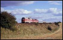 Mit DR Doppelbespannung in Form von 119168 und 119122 war am 16.9.1990 um 16.35 Uhr der IR 342 Richtung Helmstedt bei Ummendorf unterwegs.
