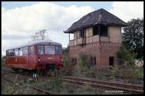 Seine Funktion hatte am 16.9.1990 dieses Stellwerk in Seehausen bei Wanzleben verloren. Triebwagen 171047 passiert es um 14.37 Uhr als Zug T 18449 auf dem Weg nach Wanzleben. 