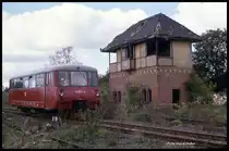 Seine Funktion hatte am 16.9.1990 dieses Stellwerk in Seehausen bei Wanzleben verloren. Triebwagen 171047 passiert es um 14.37 Uhr als Zug T 18449 auf dem Weg nach Wanzleben. 