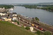 189 xxx mit KT 40552 (Verona Quadrante–Genk) und die abgestellte Schienenbusgarnitur aus der Sonderfahrt DPE 20952 (Brohl–R�desheim) am 19.05.2012 in R�desheim (Rhein)