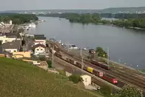 189 xxx mit KT 40552 (Verona Quadrante–Genk) und die abgestellte Schienenbusgarnitur aus der Sonderfahrt DPE 20952 (Brohl–R�desheim) am 19.05.2012 in R�desheim (Rhein)