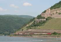 185 xxx mit KT 43731 (Zeebrugge–Novara) am 22.05.2012 unter der Burgruine Ehrenfels zwischen Assmannshausen und R�desheim (Rhein)