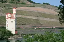 Der Bingener M�useturm und 2 VIAS-ET als SE 25072 (Wiesbaden Hbf–Kaub) am 22.05.2012