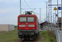 112er Lok mit Ersatzzug am Bahnsteig 3 in Pasewalk. - 05.05.2015