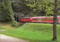 Die doppelten Tunnelportale der Schwarzwaldbahn sorgen immer wieder für Erstaunen, hier die Offenburger Seite des Tannenwaldtunnels. Bei der Lok dürfte es sich um 110 458-4 handeln. Nussbach, August 2006.

Die Qualität bitte entschuldigen, die Aufnahme entstand noch mit einer 3-MPx-Kamera.