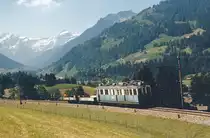 MOB: Bauzug oberhalb Gstaad in Richtung Schönried unterwegs mit dem De 4/4 25 (1912) im Juli 1983.  Der Baugleiche Triebwagen, der BDe 4/4 26 (1912) war während den 80 Jahren dem Bahndienst Chernex zugeteilt.
Foto: Walter Ruetsch 