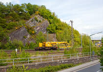 
Der 125t - KIROW Gleisbauschienenkran KRC 810 T der Hering Bau (Burbach), Schweres Nebenfahrzeug Nr. D-HGUI 99 80 9419 010-0, fährt am 09.05.2015, nach dem Ablegen einer Weiche im Hbf Siegen, nun wieder Rückwärts zum Lagerplatz um das nächste Teil zu holen.

Der Kran wurde 2013 von KIROW in Leipzig unter der Fabriknummer MT2012170324 gebaut und an die Hering Bau geliefert. Die Hering Bau gehört in Deutschland zu den größten Eisenbahnkran-Dienstleistern, sie hat 10 eigene Krane.