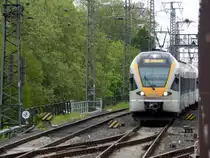 Aus dem Zugfenster kommt mir ET 5.13 als RB50 nach Dortmund Hbf entgegen.

Dortmund 09.05.2015