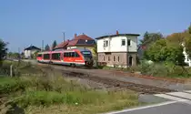 642 030 als RE 16109 Nordhausen - Erfurt Hbf am 04.10.2014 bei der Ausfahrt aus Kleinfurra
