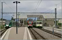  Full House  in Cheseaux: Links wartet ein RBe 4/8 auf die in 15 Minuten statt findende Abfahrt nach Lausanne Flon, in der Mitte kreuzt ein weiterer RBe 4/8 von Bercher nach Lausanne Flon unterwegs den Schnellzug nach Bercher bestehend dem Be 4/8.  
25. April 2014
