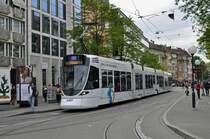 Be 6/10 Tango 166 mit der Clariant Werbung auf der Linie 17 bedient die Haltestelle Claraplatz. Die Aufnahme stammt vom 04.05.2015.