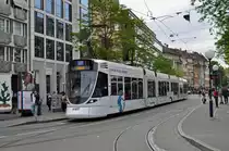 Be 6/10 Tango 166 mit der Clariant Werbung auf der Linie 17 bedient die Haltestelle Claraplatz. Die Aufnahme stammt vom 04.05.2015.