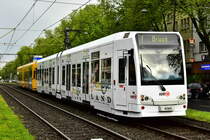 4065 trägt eine neue Ganzreklame für das  Phantasialand . Hier zu sehen auf der Aachener Straße in Braunsfeld am 30.04.2015.
